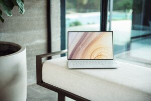 Laptop auf der Couch