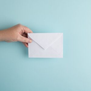 Person hält einen Brief