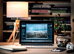 MacBook neben schöner Lampe